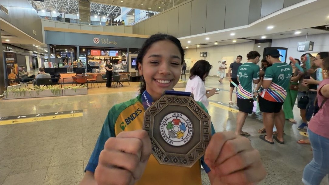 Ana Mikaele, atleta da Rede Cuca, é recebida com festa na chegada a Fortaleza após conquistar bronze